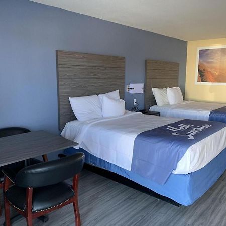 Days Inn By Wyndham Okmulgee Exterior photo