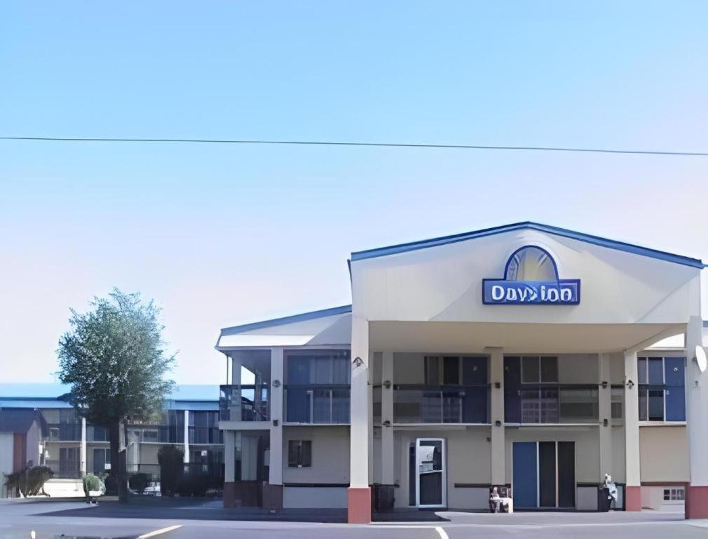 Days Inn By Wyndham Okmulgee Exterior photo