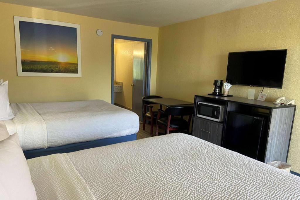 Days Inn By Wyndham Okmulgee Exterior photo