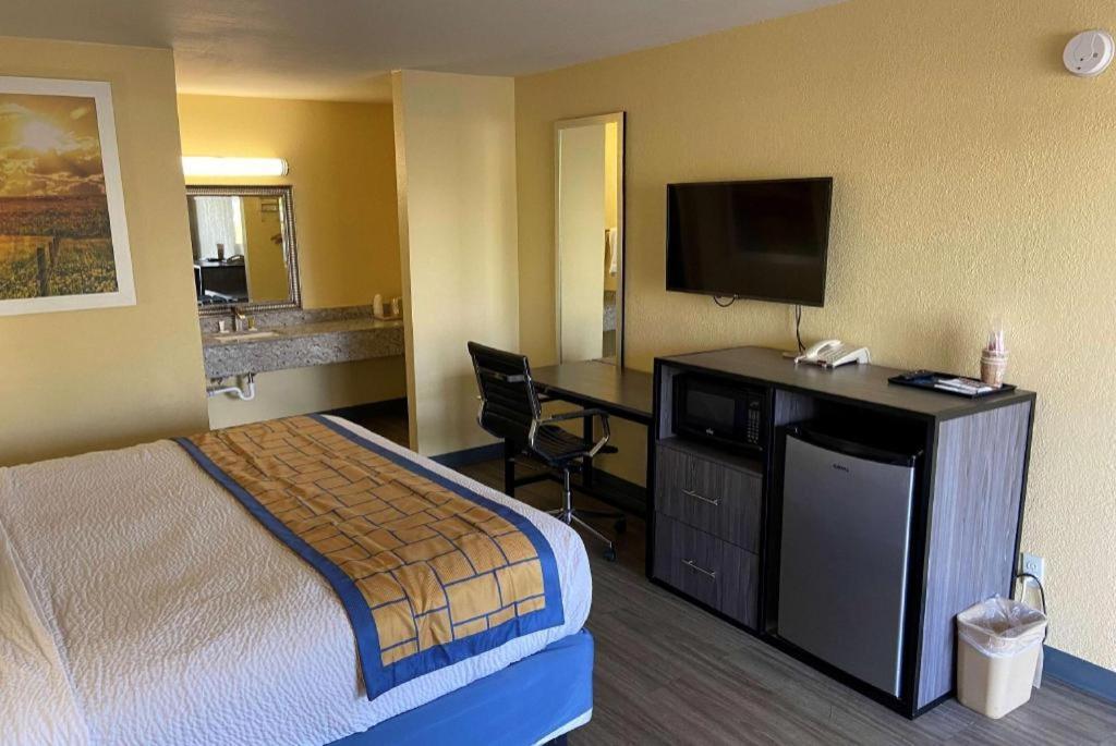 Days Inn By Wyndham Okmulgee Exterior photo