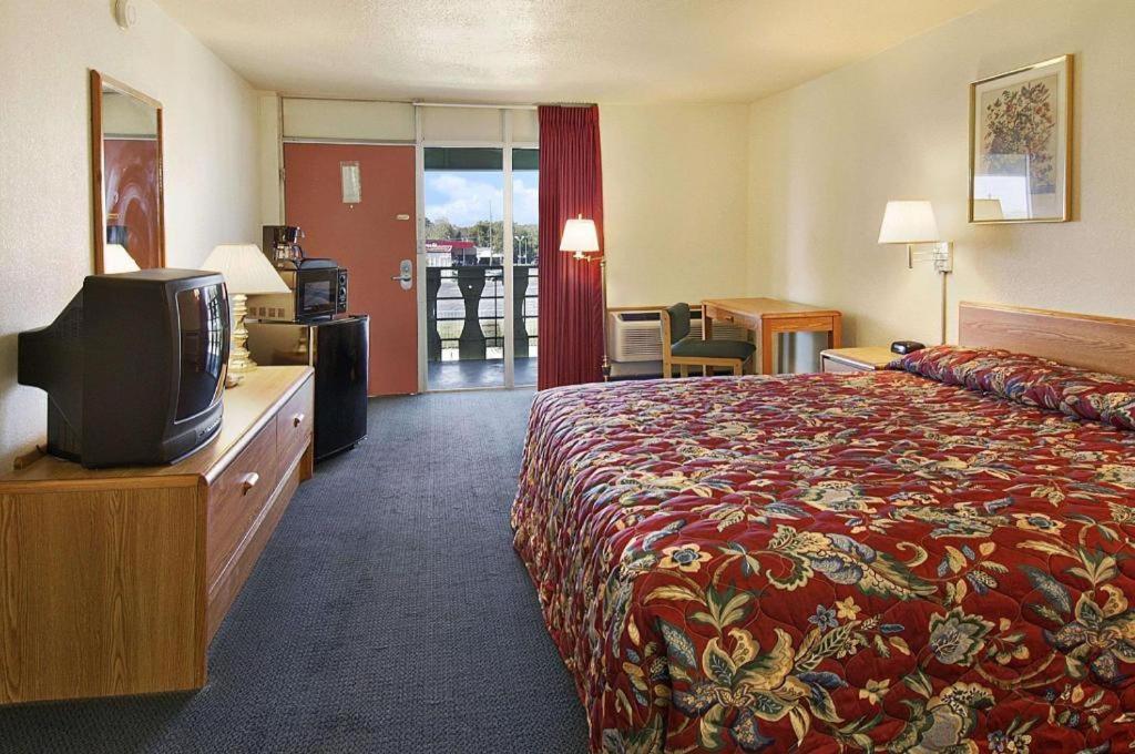 Days Inn By Wyndham Okmulgee Exterior photo
