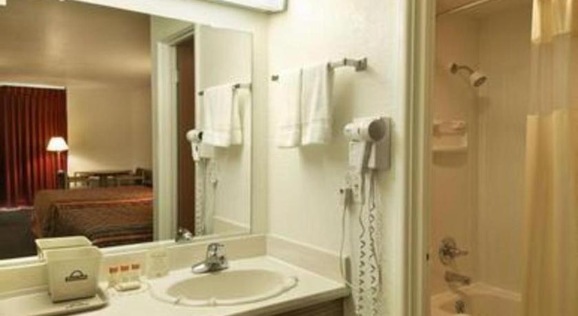 Days Inn By Wyndham Okmulgee Exterior photo