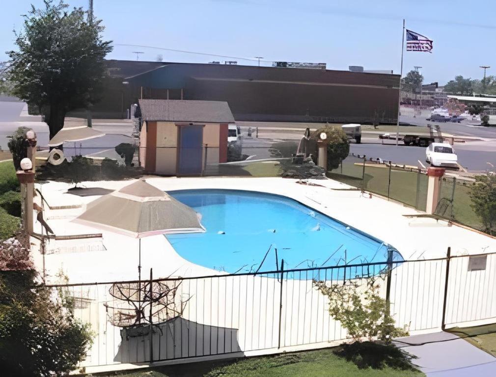 Days Inn By Wyndham Okmulgee Exterior photo